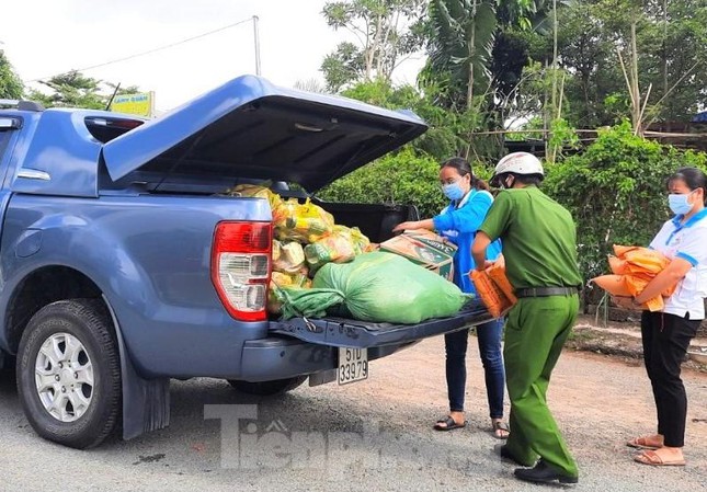 Nearly 900 gifts presented to cancer patients and residents in Ho Chi Minh City